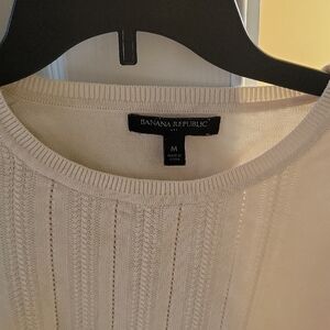 Light Weight Banana Republic Women's Cream Crew Neck Sweater. Cotton